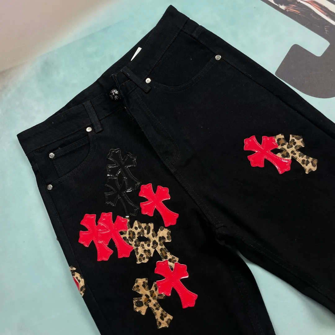 🅿️310 🔘Model No.-KL169 🔘Croxin𝐂𝐡𝐫𝐨𝐦𝐞 𝐇𝐞𝐚𝐫𝐭 CH City Limited Series Leopard Flame Ox King Heavy Industry Jeans* [St. Bart’s City Exclusive] Croxin is a top brand in the fashion world, and these pants are one of the best. It uses the classic Levi's jeans bottom panel, which has been carefully disassembled and spliced. The washed effect is natural, showing a unique retro charm. The pants are based on black and are paired with cross patches with red, silver, and leopard print elements, which have a strong visual impact. These patches are exquisitely crafted and have a luxurious feel. The hardware accessories are ultra-exquisite. The placket buckle is made of silver, hand-polished and painted with distressing liquid. The main buckle has a three-dimensional cross flower shape. The six-pointed star screws and hand-cut leather washers on the back are full of details, which are both beautiful and durable. It is also a limited edition model for the city of St. Barth. The "ST.Barth" letters are uniquely designed and made of overlapping leopard print and patent leather. It is full of three-dimensionality and highly recognizable. The matching suggestions are as follows: Street fashion style: wear a short black leather jacket on the upper body, a black graffiti T-shirt underneath, and black high-top Converse shoes. Wear a black baseball cap, an exaggerated silver metal necklace and a ring, and you will be the focus of fashion when walking on the street. Cool and handsome personality: Wear a red slim-fitting short top and a black loose denim jacket, wear it open. Pair the lower body with these jeans and black thick-soled Martin boots. Wear black sunglasses and a metal bracelet to go to a music festival or party to look cool. Casual fashion style: Choose a white loose sweatshirt, pair with these jeans, and wear white sneakers. Carry a black simple crossbody bag for daily travel, casual and fashionable.  Size: S M L XL (28.30.32.34) Color: Black